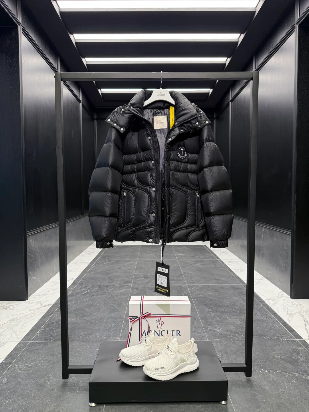 Women's Jackets And Down Jackets MONCLER 18007707