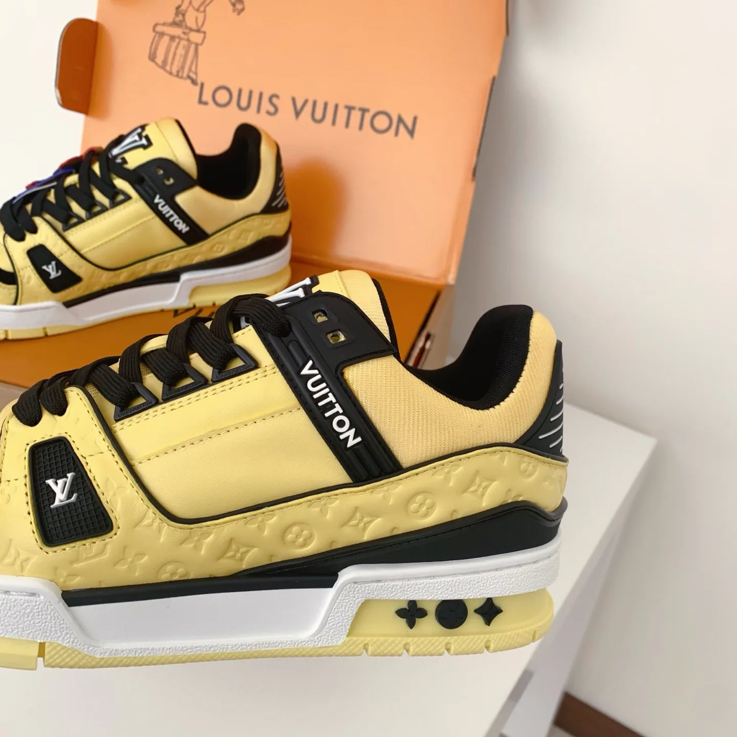 Women's Sneakers LOUIS VUITTON 18258384