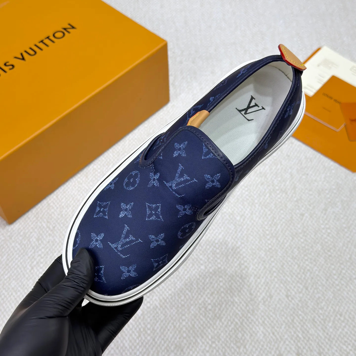 Men's Sneakers LOUIS VUITTON 18365135