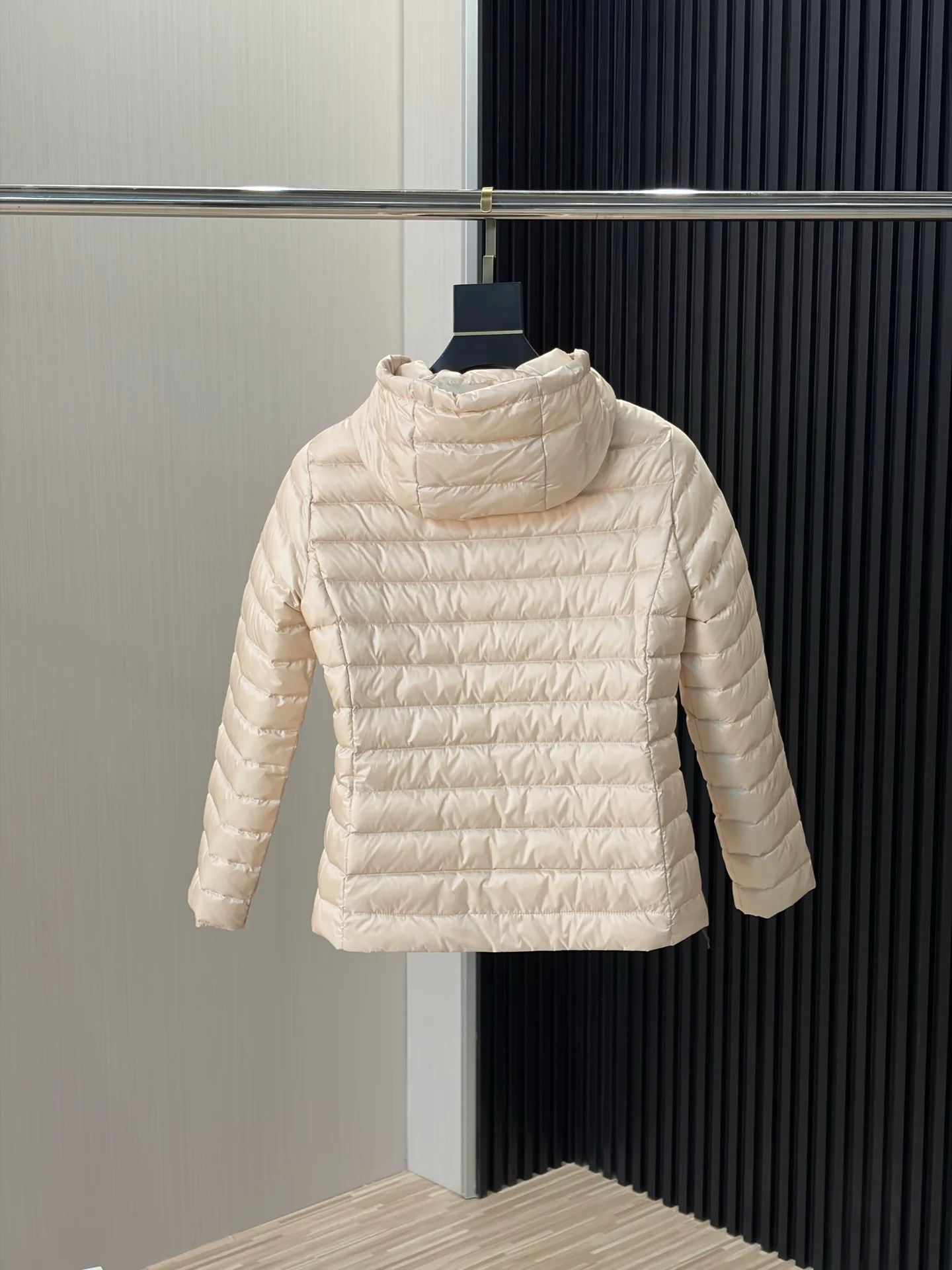 Women's Jackets And Down Jackets MONCLER 18285039
