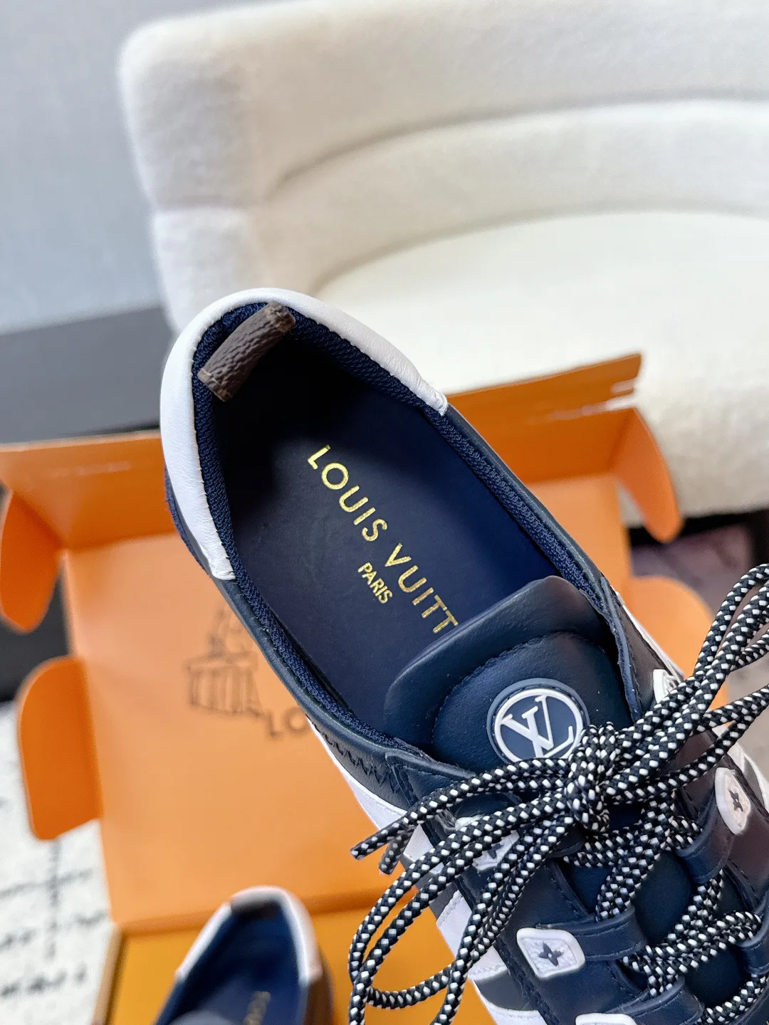 Women's Sneakers LOUIS VUITTON 18409670