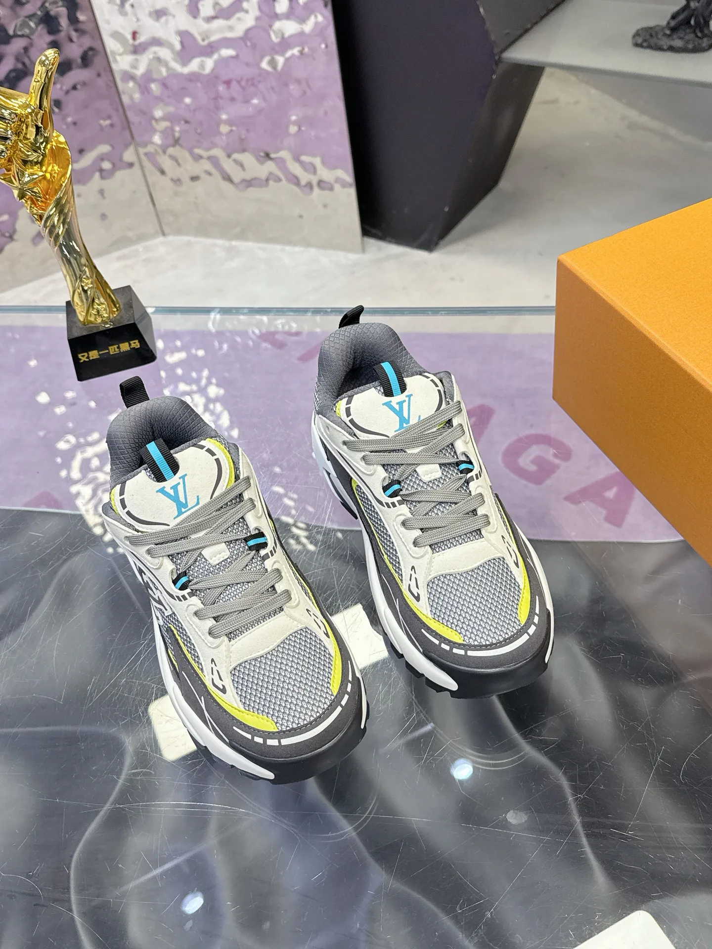 Men's Sneakers LOUIS VUITTON 17530449