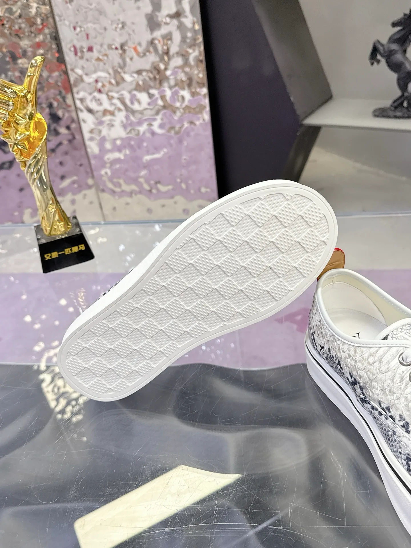 Men's Sneakers LOUIS VUITTON 17930911