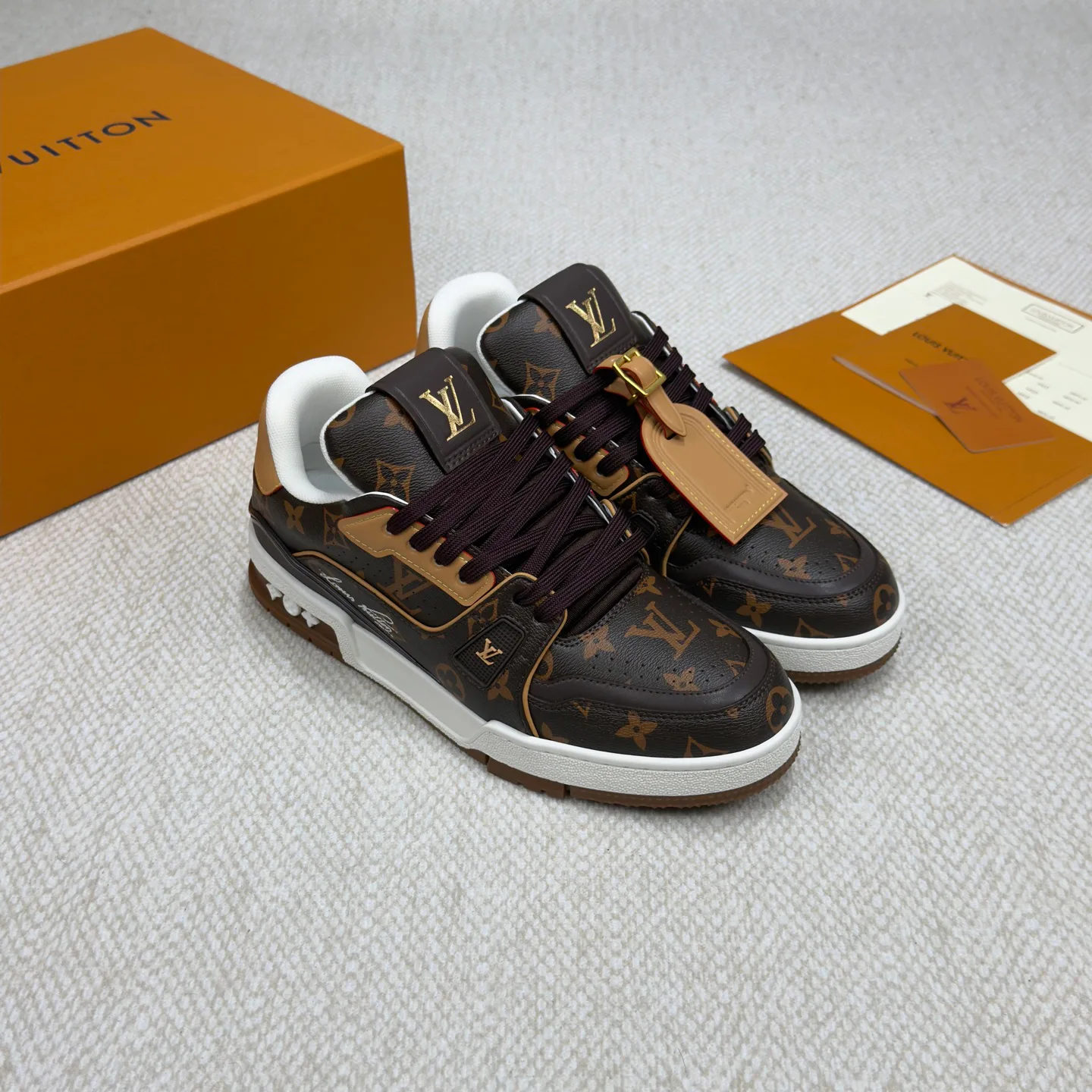 Women's Sneakers LOUIS VUITTON 18265150