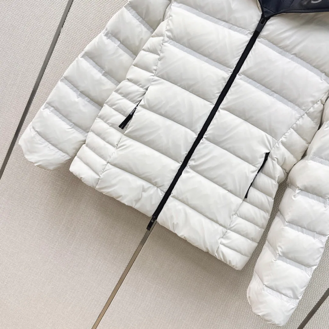 Women's Jackets And Down Jackets MONCLER 18450472