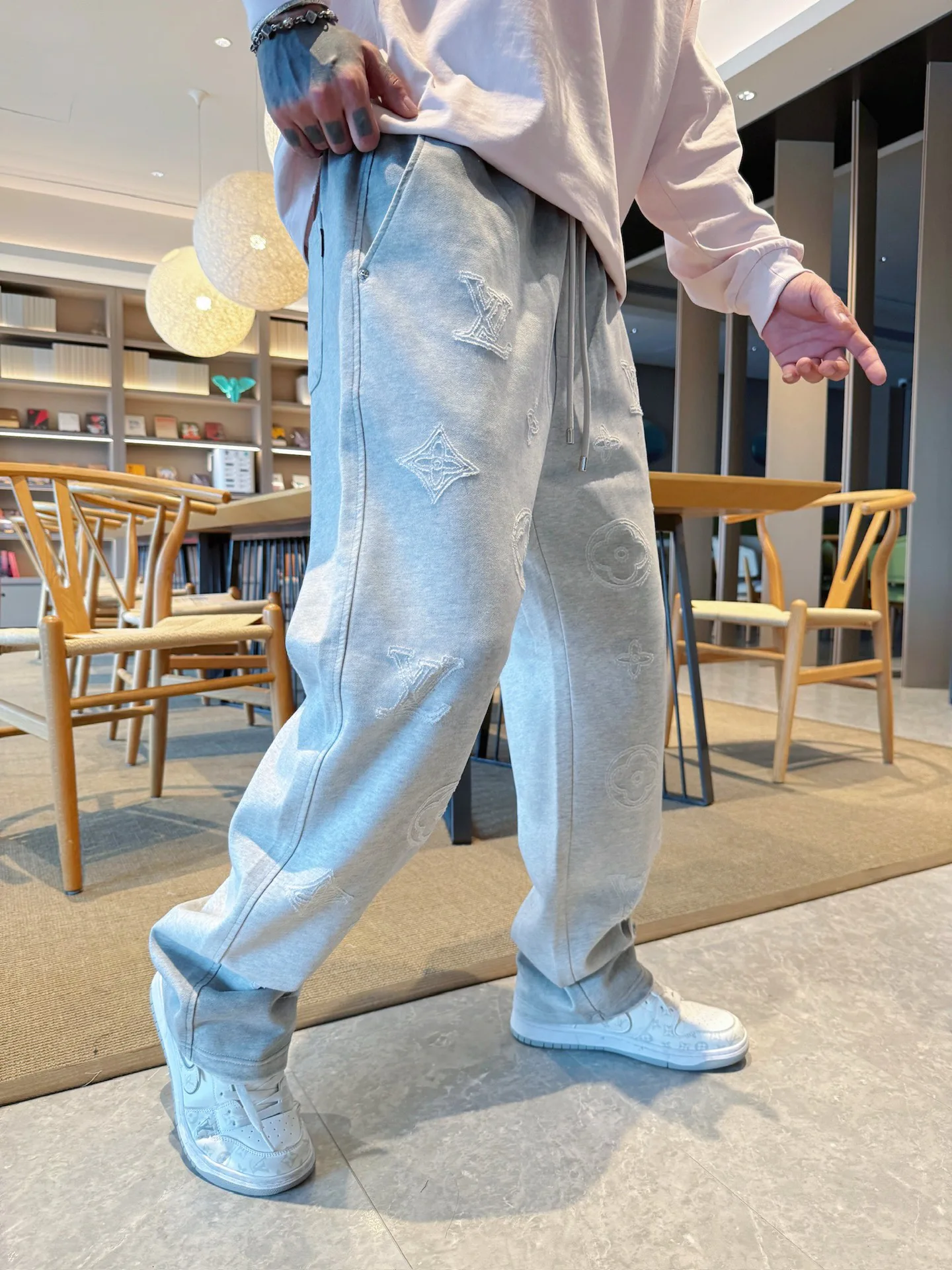 Men's Trousers LOUIS VUITTON 18345748