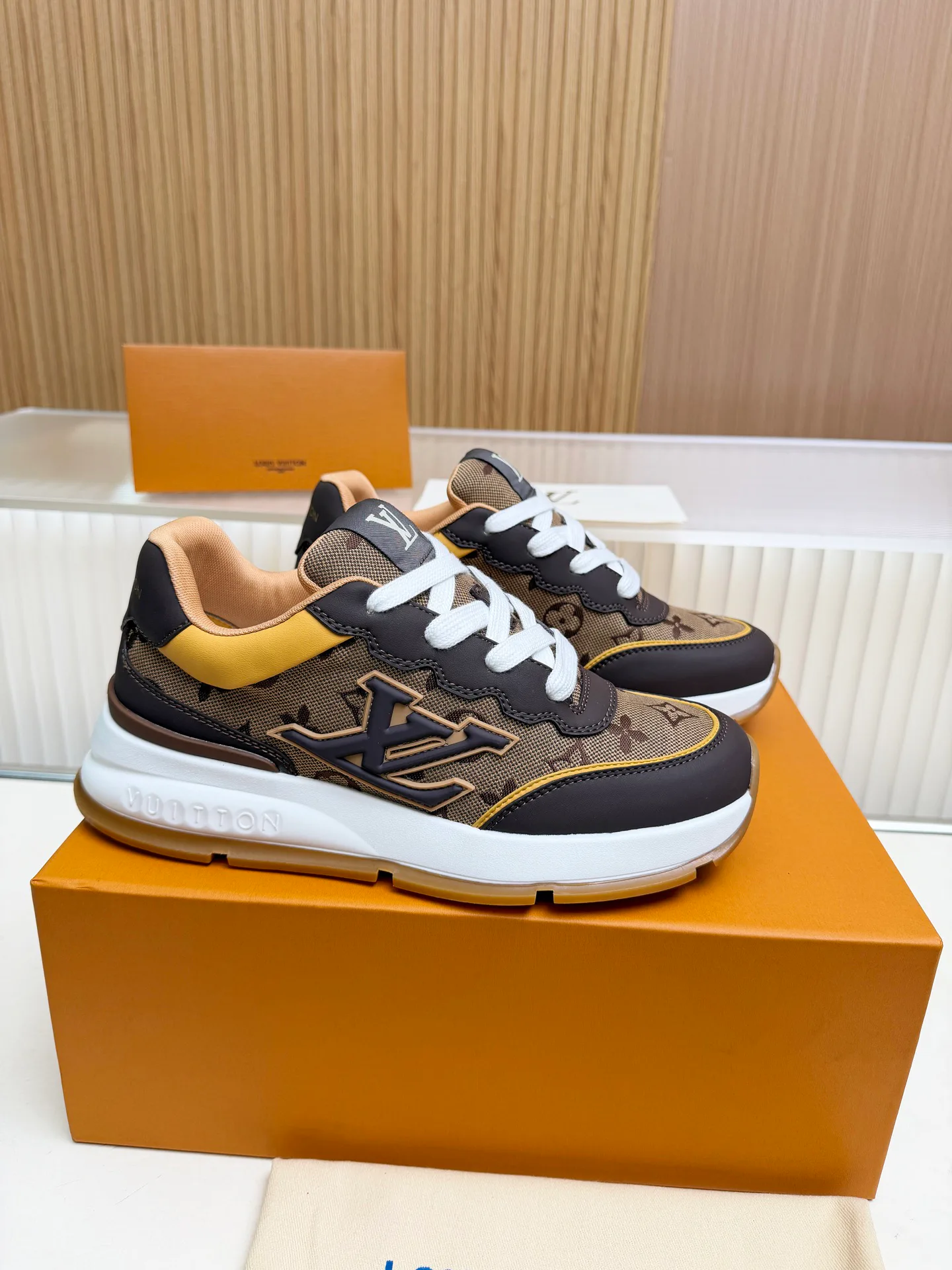 Women's Sneakers LOUIS VUITTON 18212251