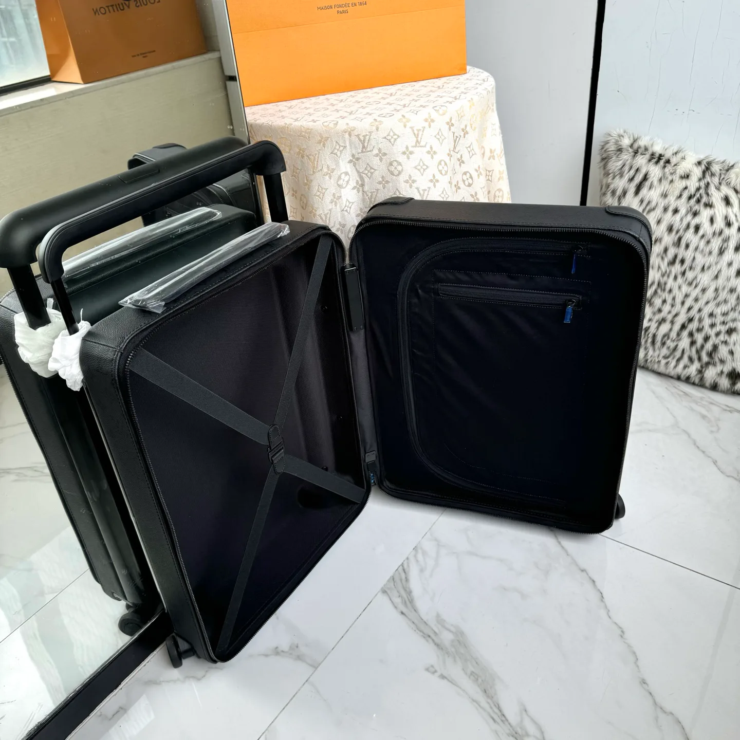 Suitcases LOUIS VUITTON 17801471