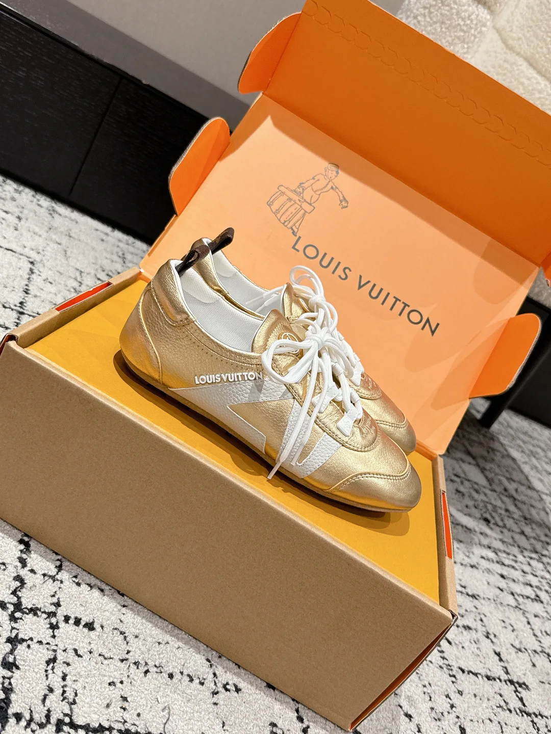 Women's Sneakers LOUIS VUITTON 18409705