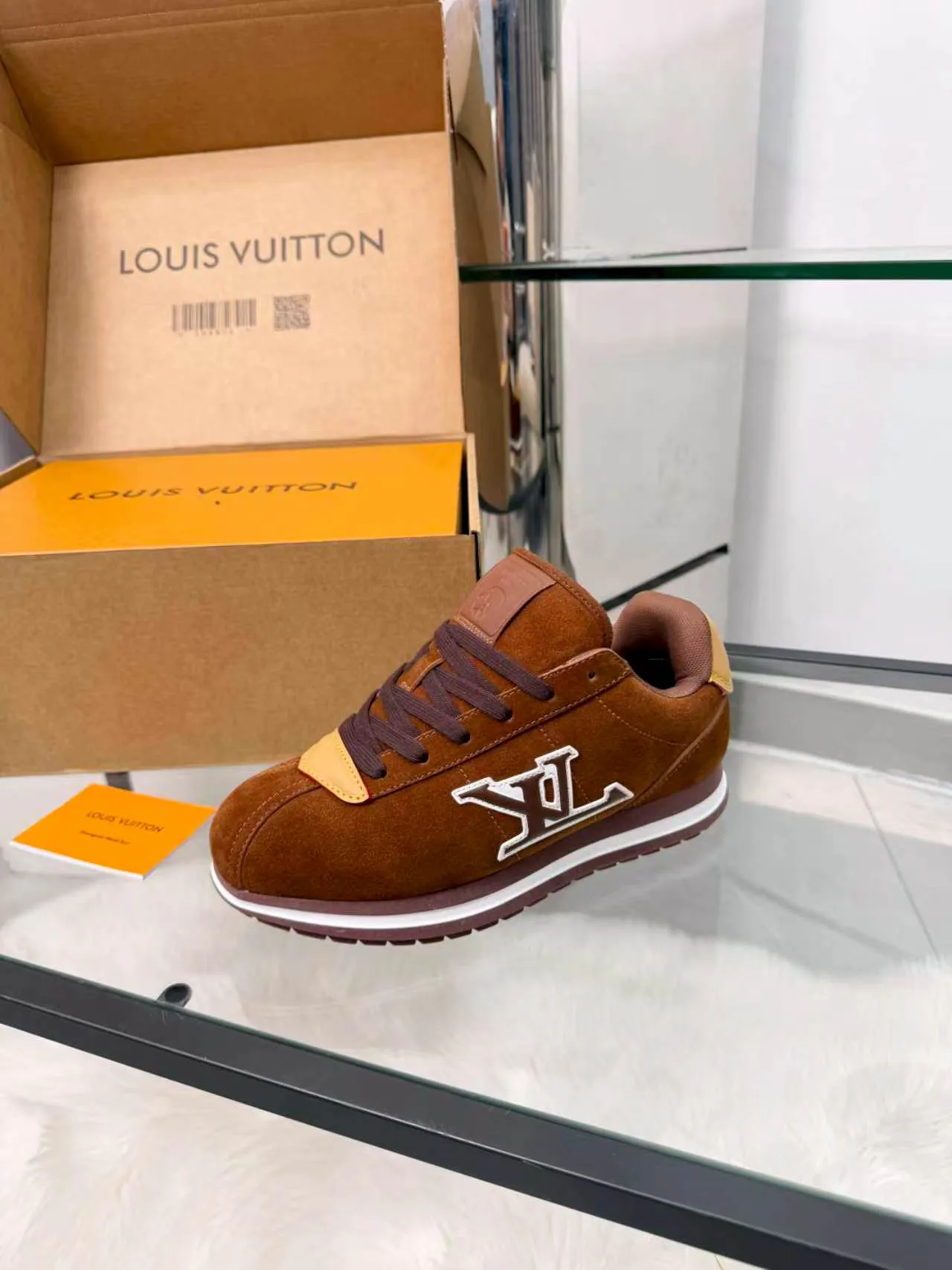 Women's Sneakers LOUIS VUITTON 18417396