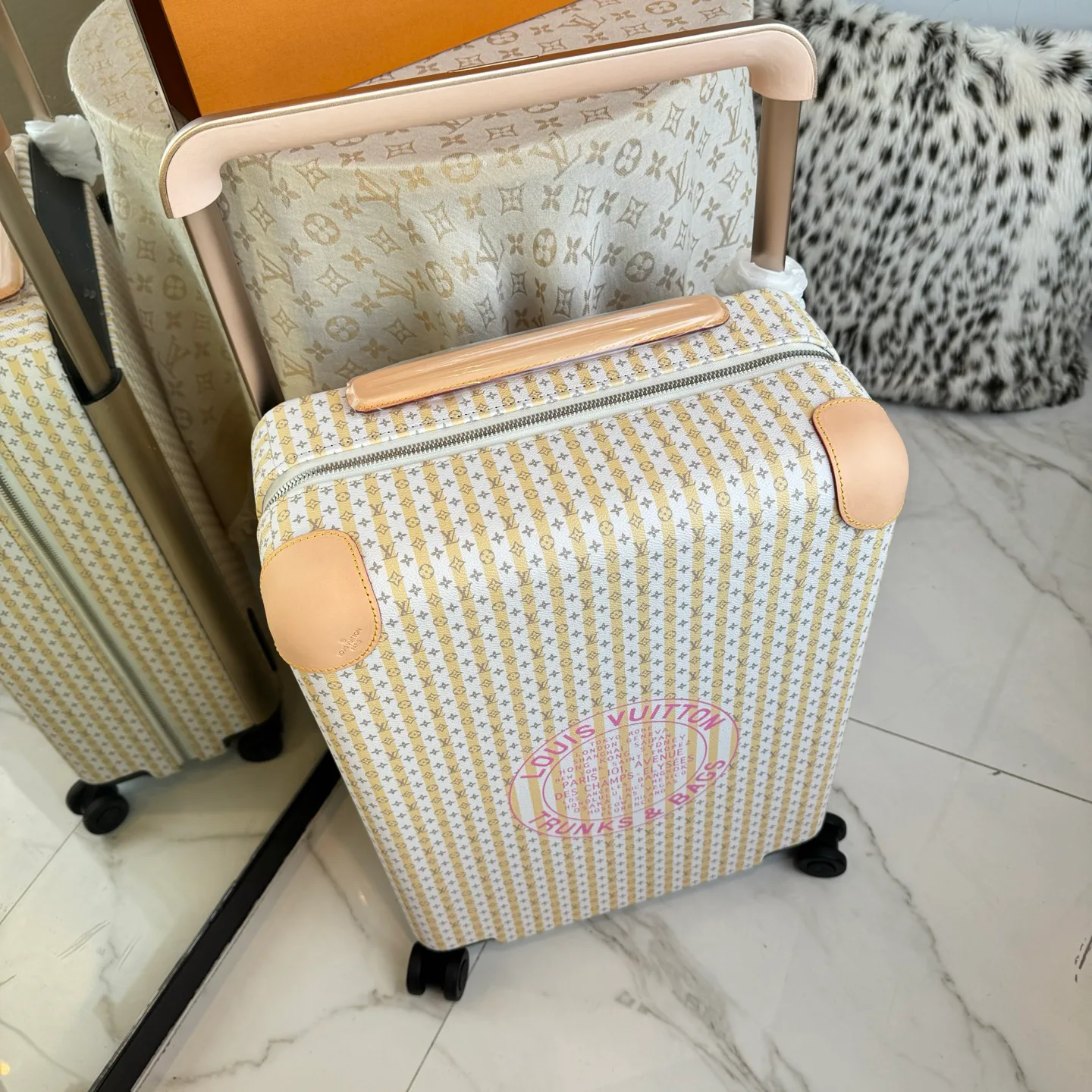 Suitcases LOUIS VUITTON 17675230