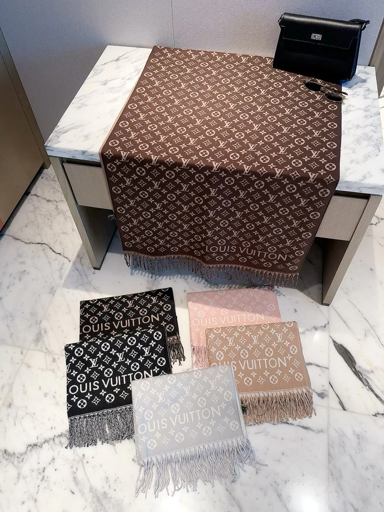 Scarves LOUIS VUITTON 18427094