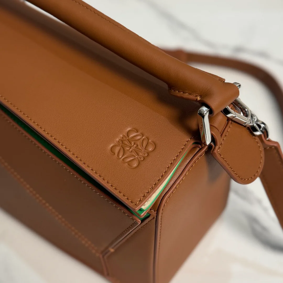 Women's Classic Handbags LOEWE 18330767