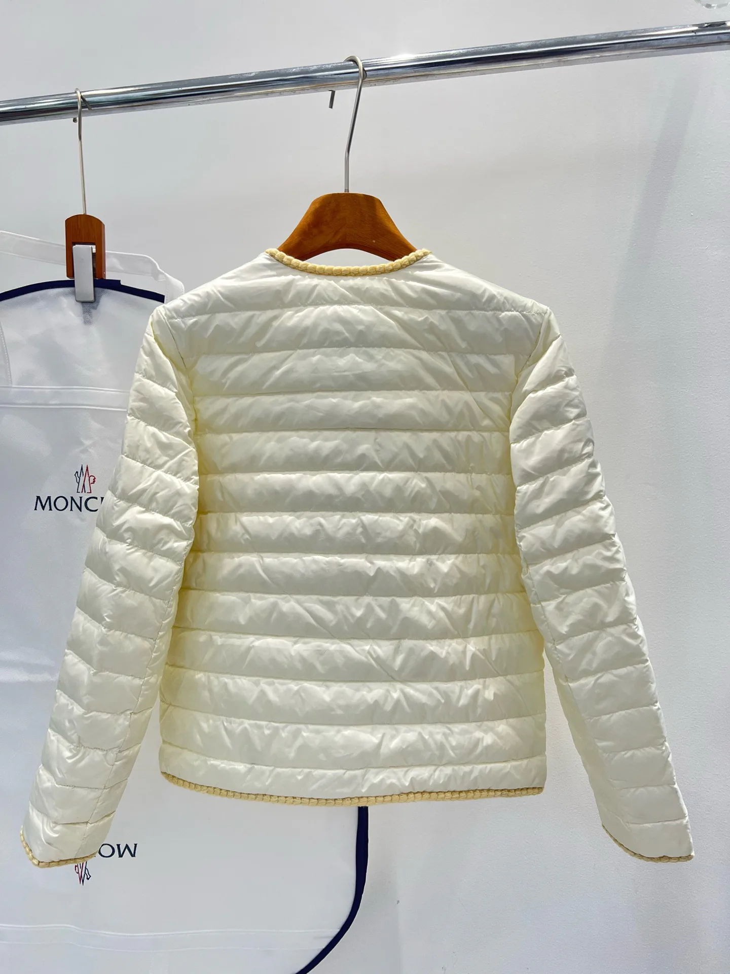 Women's Jackets And Down Jackets MONCLER 17959344