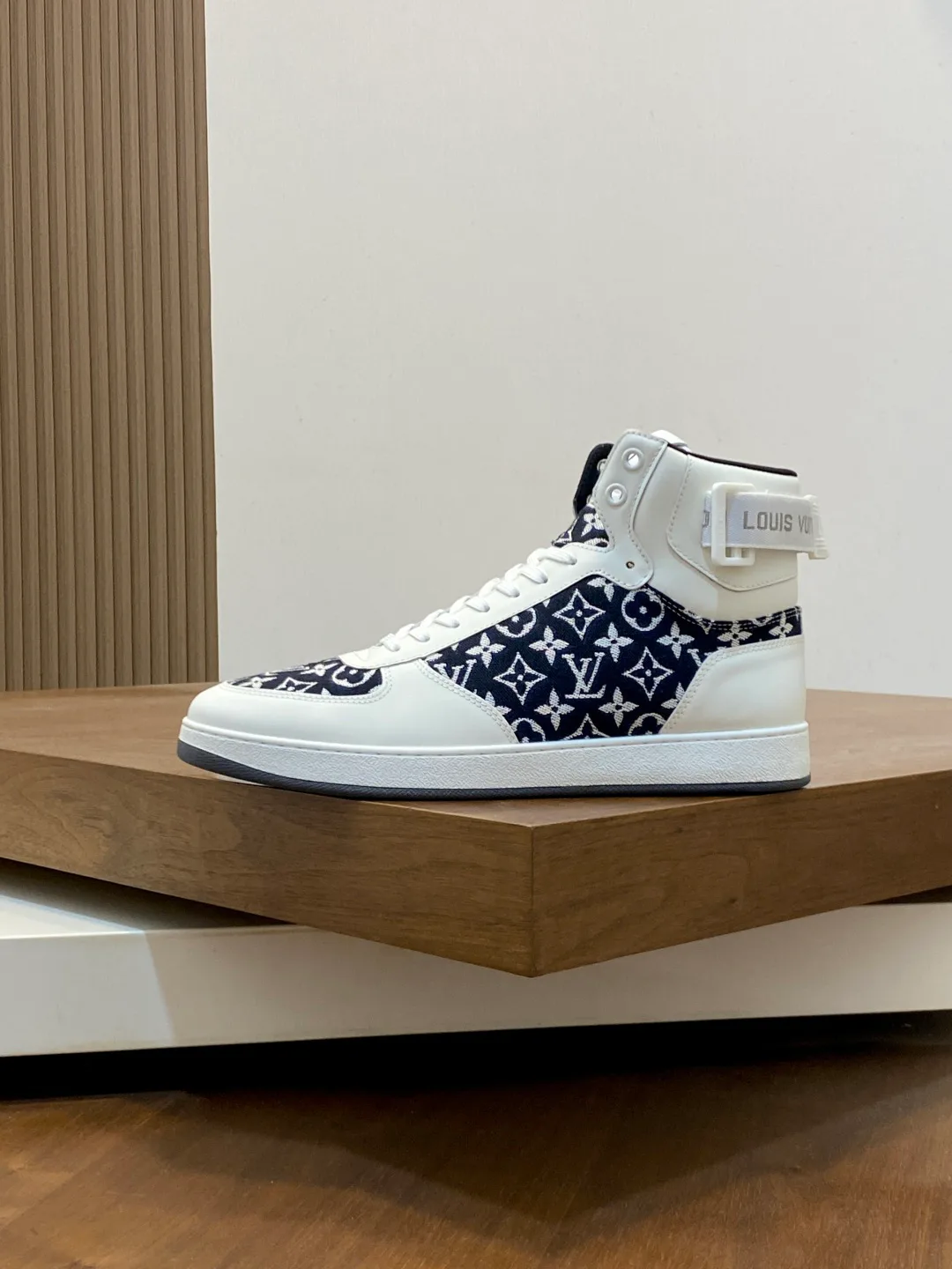 Men's Sneakers LOUIS VUITTON 18399952