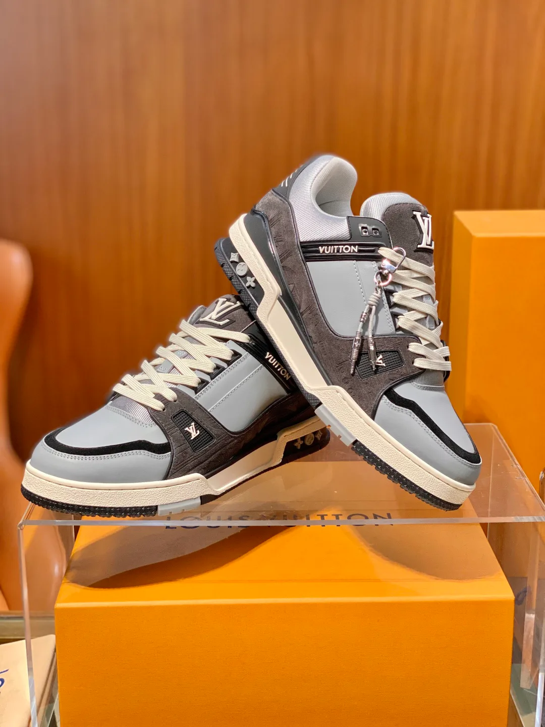 Men's Sneakers LOUIS VUITTON 18119328
