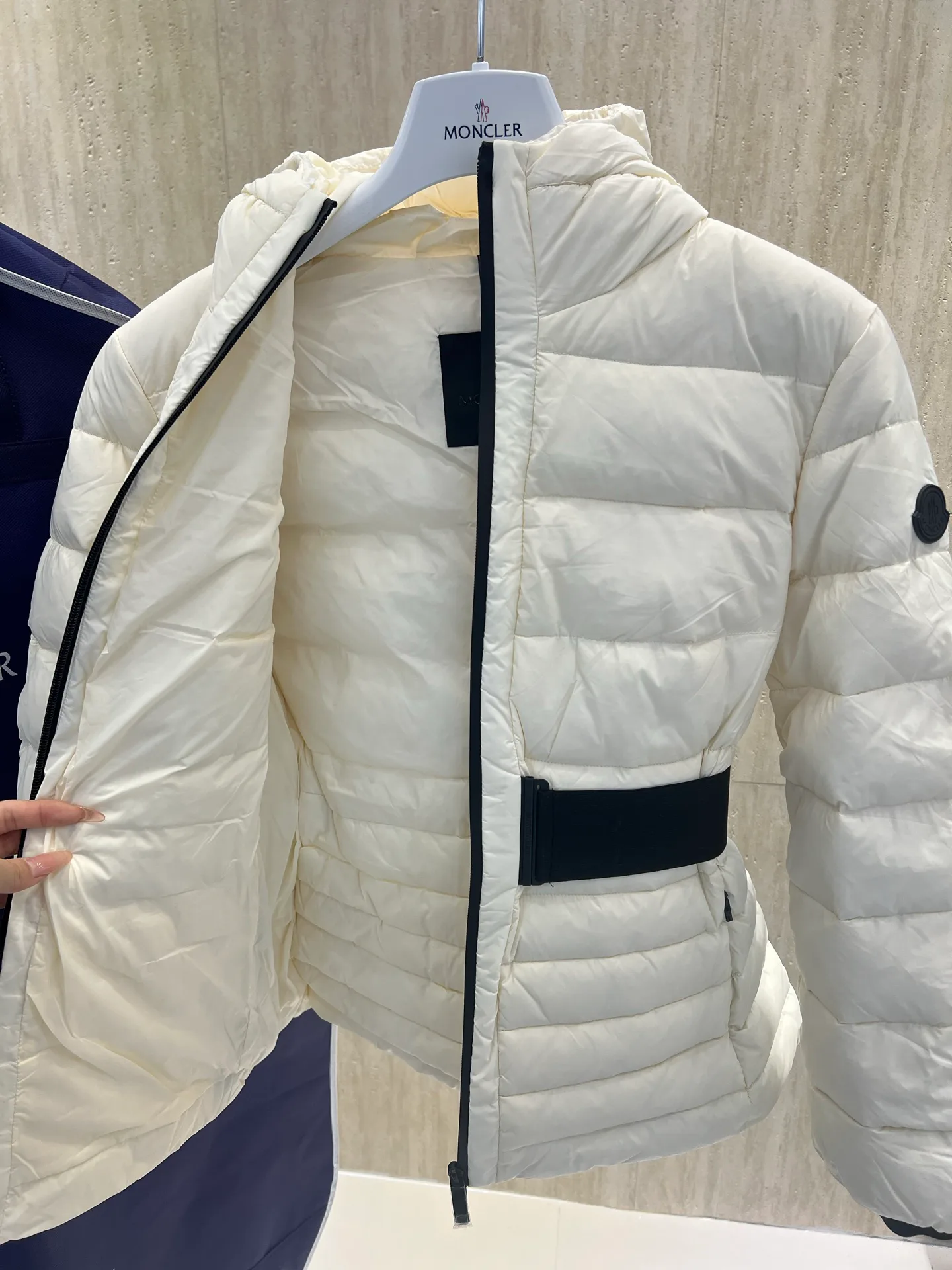 Women's Jackets And Down Jackets MONCLER 18302919