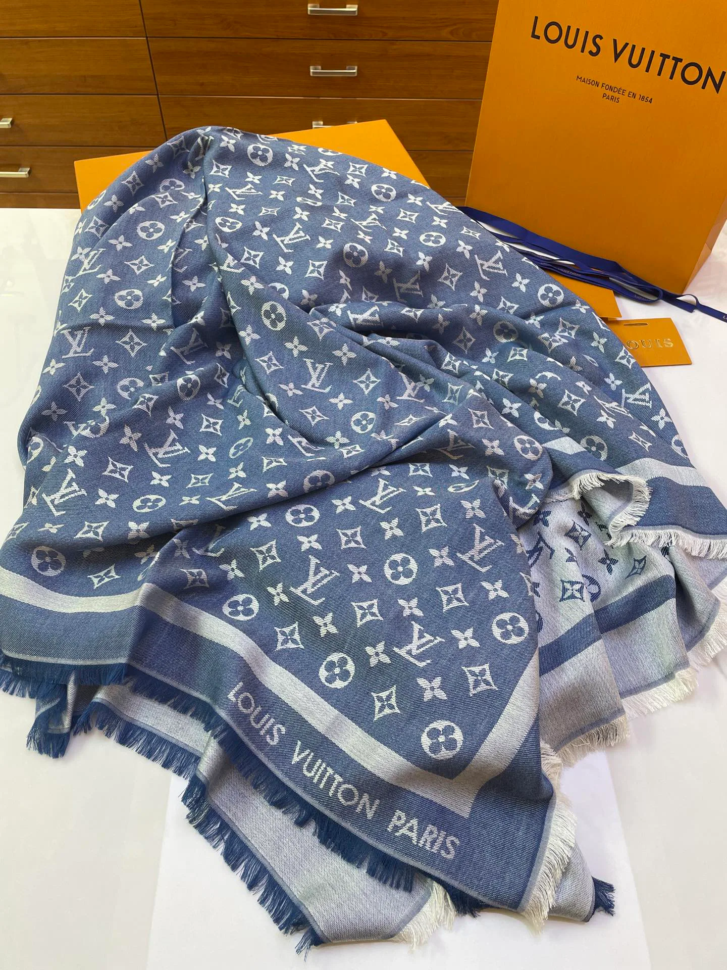 Scarves LOUIS VUITTON 17928310