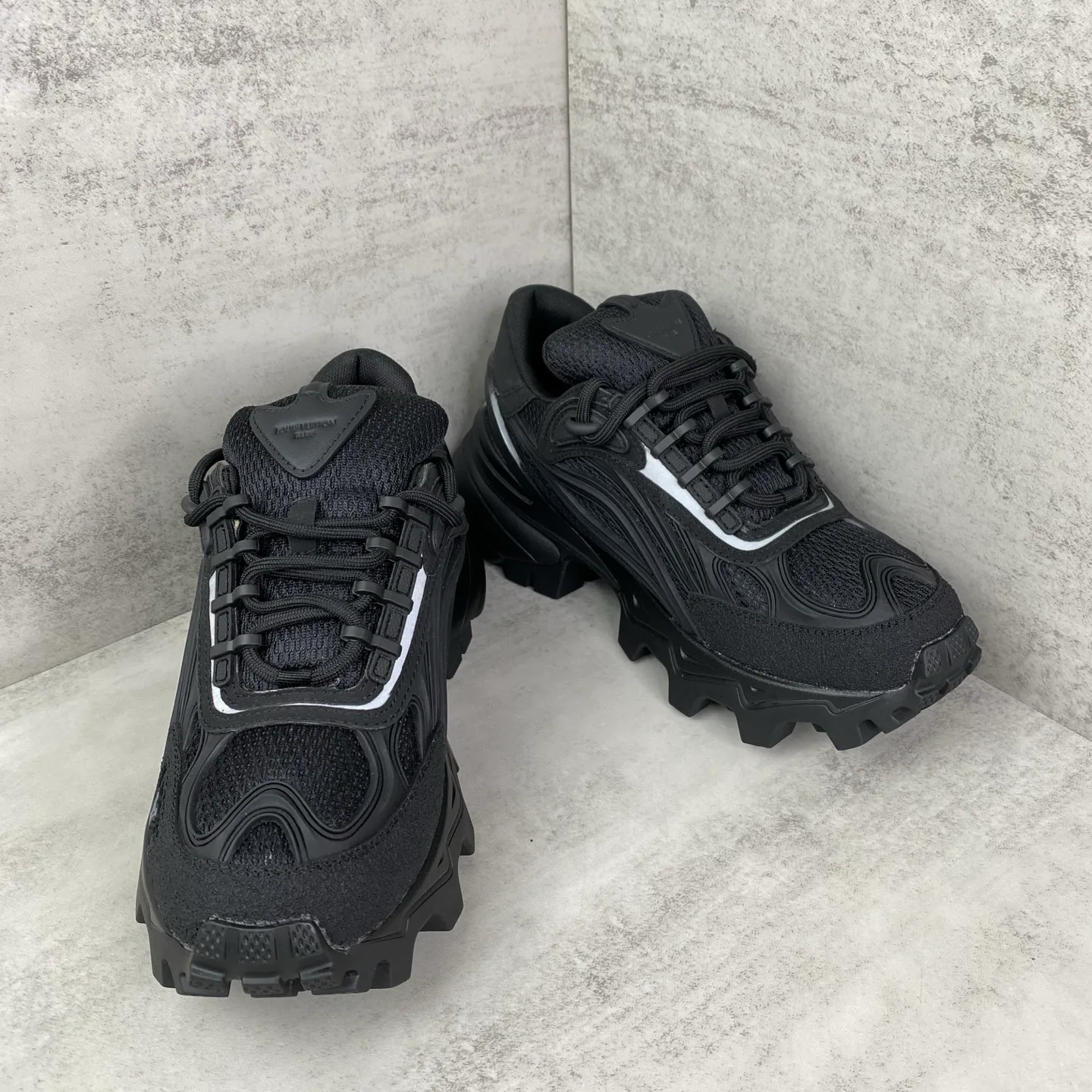 Women's Sneakers LOUIS VUITTON 18039583