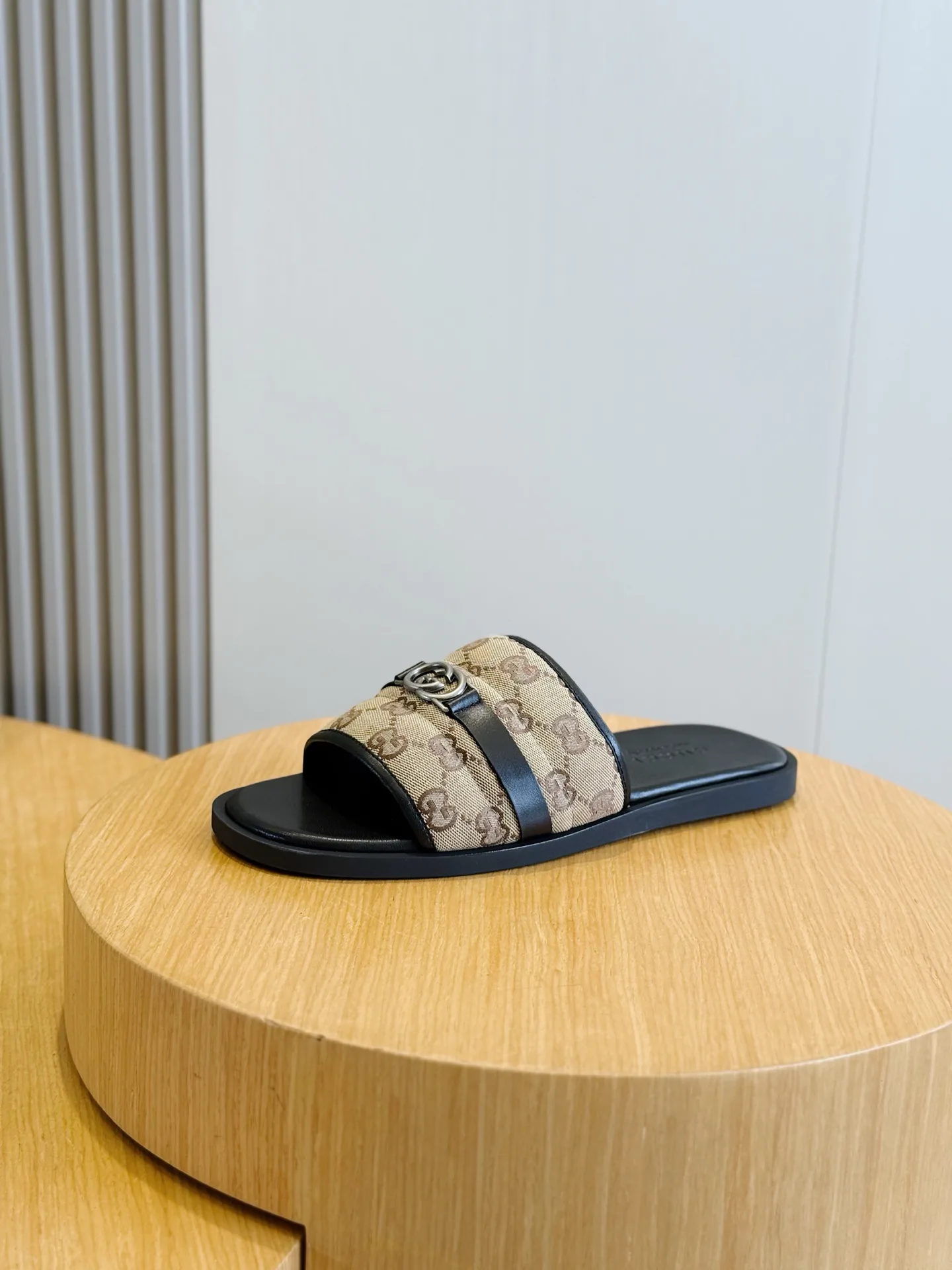 Men's Flip-Flops GUCCI 17349637