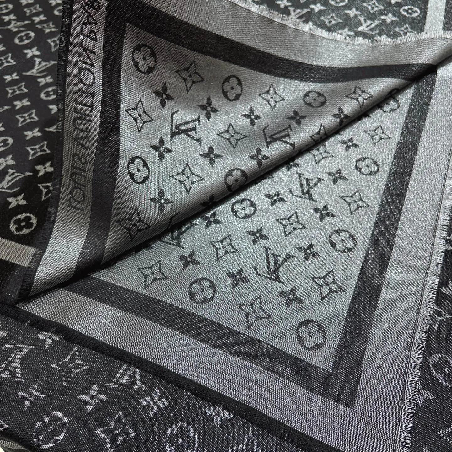 Scarves LOUIS VUITTON 18267547